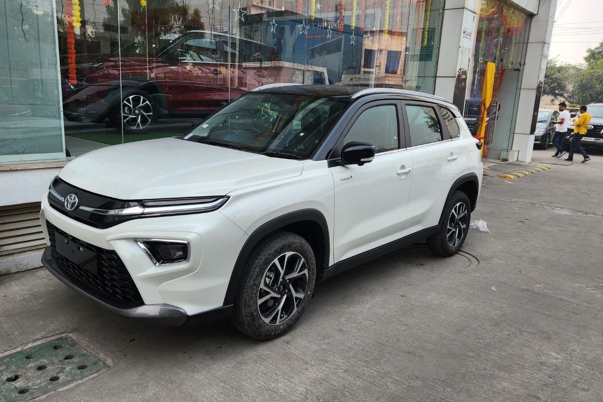 Toyota Urban Cruiser Hyryder SUV র নতুন সংজ্ঞা ভারতের রাস্তায়
