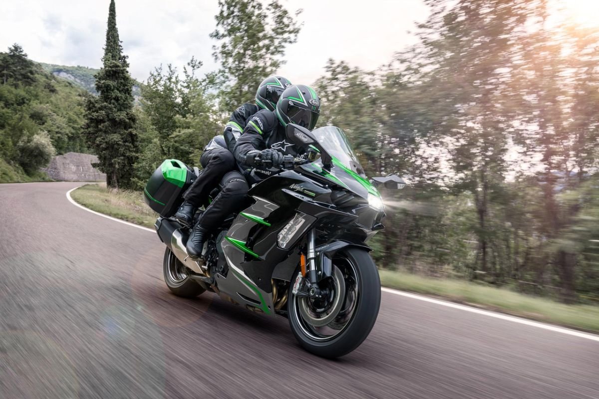 Kawasaki Ninja H2 SX শক্তি এবং আধুনিকতার মিশ্রণ