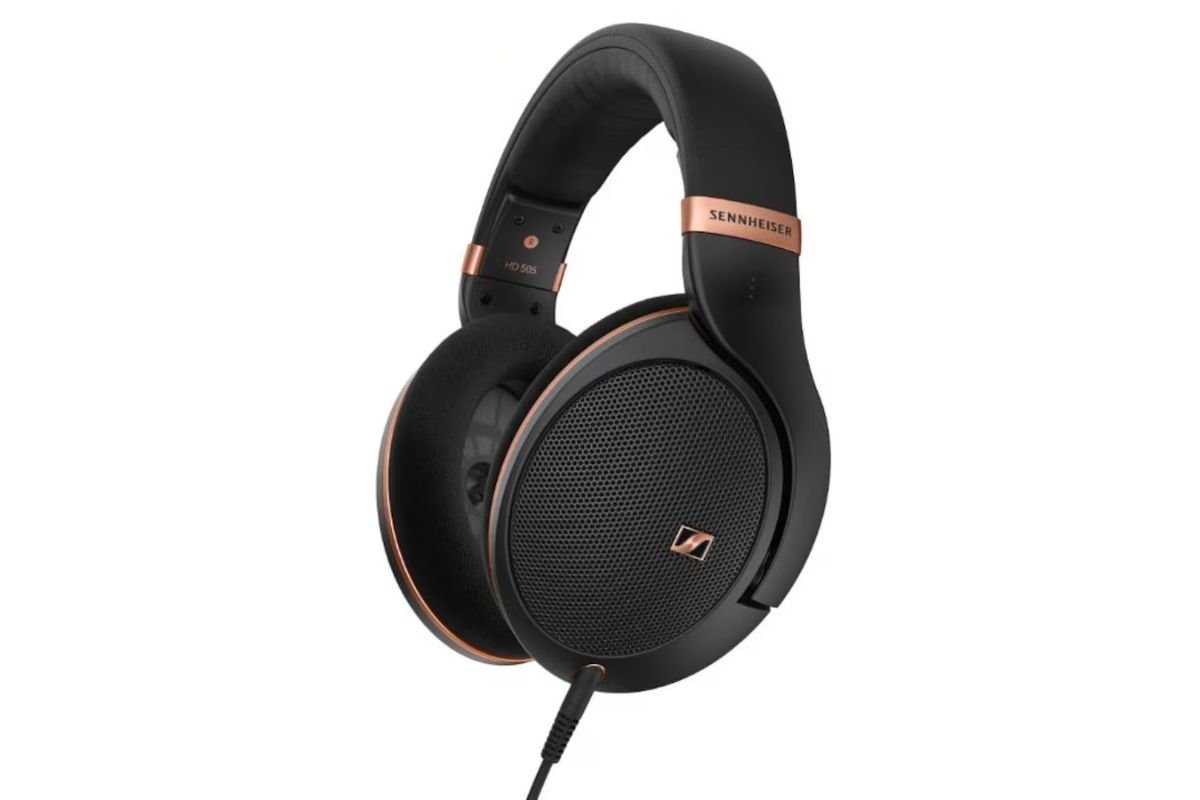 Sennheiser HD 505 হেডফোনটি অডিও প্রযুক্তির জগতে এক নতুন সংযোজন, যা তার অসাধারণ ডিজাইন, উন্নত টেকনোলজি এবং শ্রুতিমধুর শব্দের জন্য বাজারে চমক সৃষ্টি করেছে।