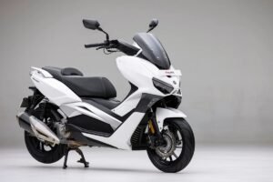 Keeway Vieste 300 রাইডিংয়ের নতুন অভিজ্ঞতা এক অনবদ্য স্টাইল