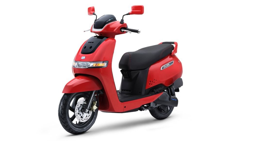TVS iQube স্মার্ট প্রযুক্তির সাথে এক নতুন যুগের ইলেকট্রিক স্কুটার