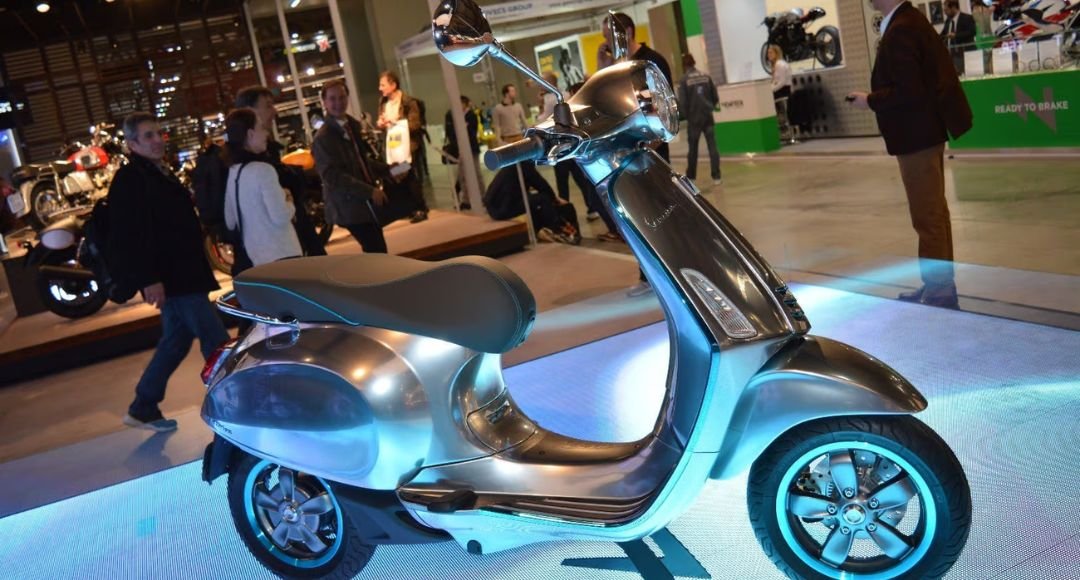Vespa Electric Scooter ক্লাসিক প্রেমে প্রযুক্তির ছোঁয়া