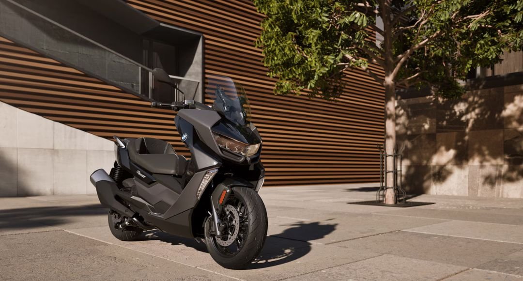 BMW C 400 GT জীবনের গতির সঙ্গে তাল মেলানো এক প্রিমিয়াম স্কুটার, যেখানে স্টাইল, শক্তি আর আধুনিক প্রযুক্তি একসাথে মেলে।