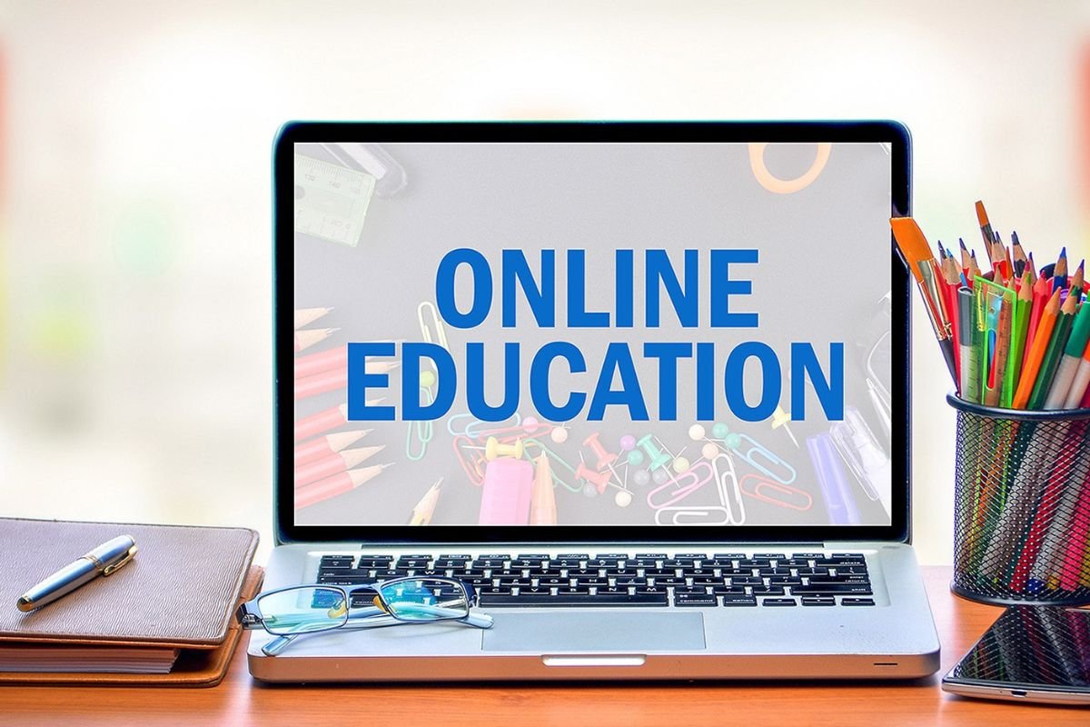 Online Tuition নিজের জ্ঞান ভাগ করে আয় করুন যদি আপনি কোনো বিষয়ের উপর ভালো দখল রাখেন, তবে Online Tuition হতে পারে আপনার জন্য এক অসাধারণ earn money from home অপশন। Zoom, Google Meet কিংবা WhatsApp এর মাধ্যমে ঘরে বসেই ক্লাস নেওয়া সম্ভব। এখানে আপনি প্রতি ঘণ্টায় ₹300-₹500 পর্যন্ত আয় করতে পারেন। নিয়মিত ৩-৪ ঘণ্টা পড়ালে মাসে ₹30,000-₹50,000 পর্যন্ত ইনকাম সম্ভব। এটি শুধু ইনকামের পথই নয়, বরং জ্ঞান বিতরণের মাধ্যমে সম্মানও অর্জন করা যায়।