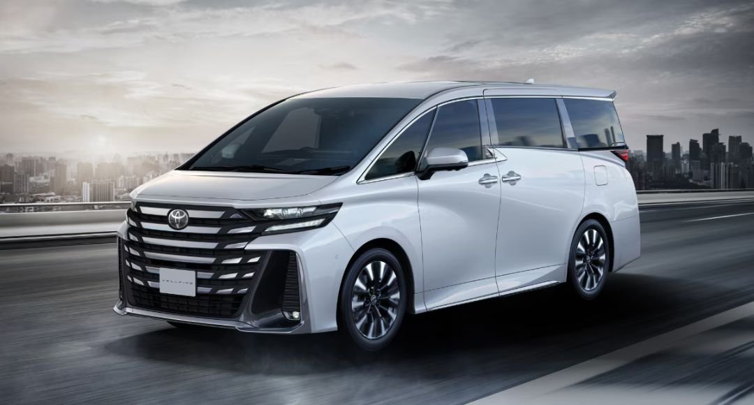 Toyota Vellfire ভারতের রাস্তায় প্রিমিয়ামের নতুন অধ্যায়